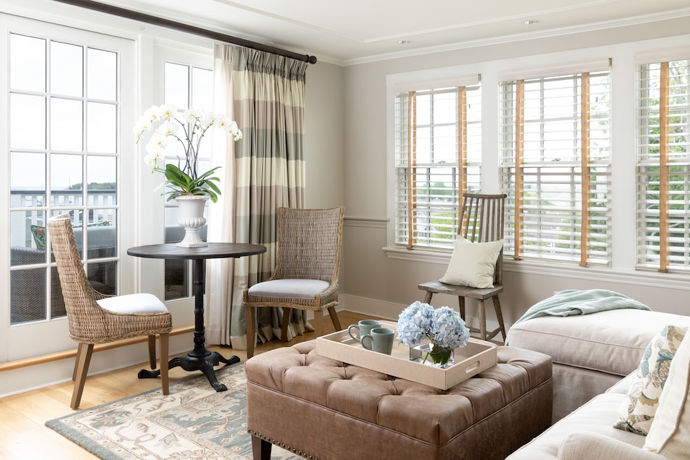 Vineyard Square Hotel & Suites - photo 17