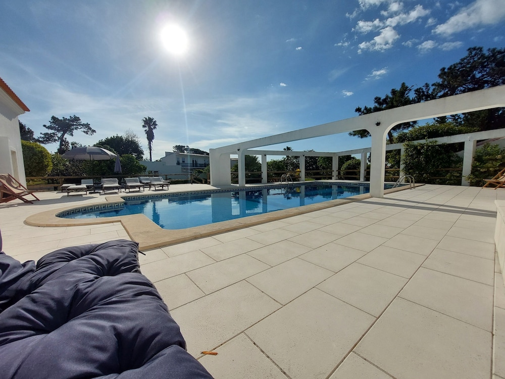 Vila Louro — 4-Star Luxury Hotel in Santa Cruz, Portugal