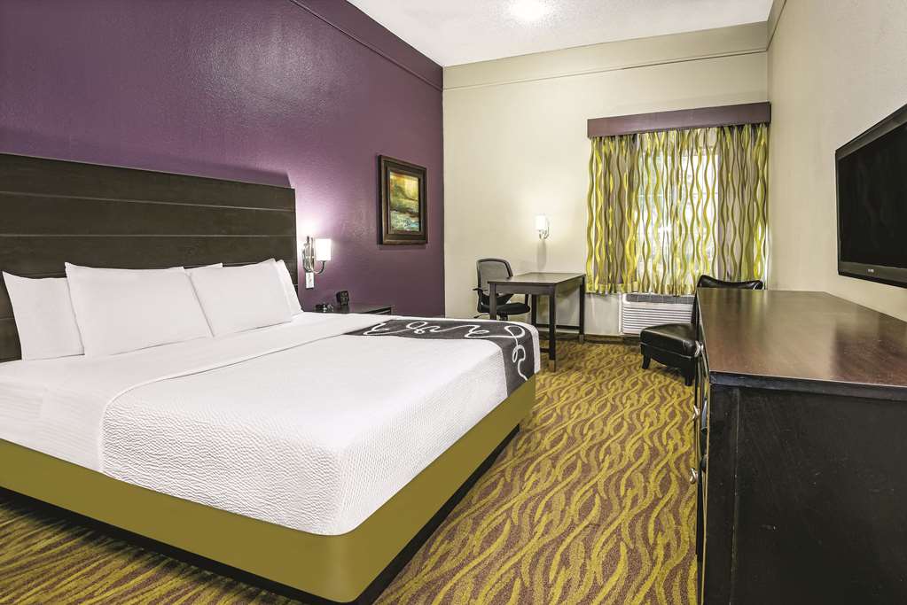La Quinta Inn & Suites by Wyndham Laredo Airport - photo 18