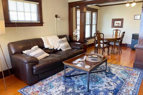Historic Downtown Flat # 2 — 4-Star Luxury Hotel in Astoria, United States