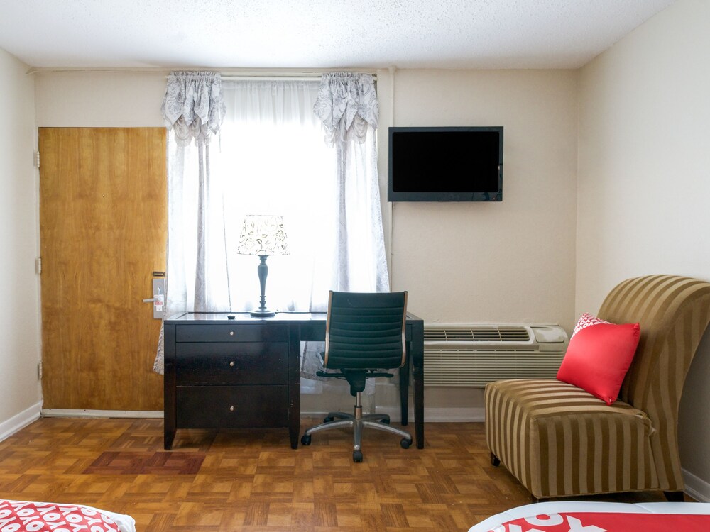 OYO Hotel Houston TX near Medical Center NRG Stadium - photo 12
