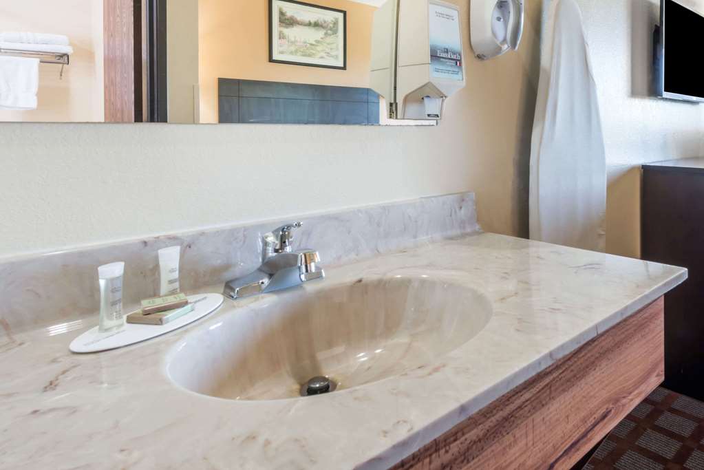 Super 8 by Wyndham Higginsville - photo 9