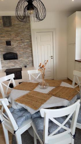 Gård med egen sjö med bryggbåt nyrenoverat in Katrineholm, Sweden