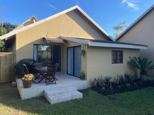 PINE COTTAGE Self catering fully equipped 2 bedroom Queen bed 3 singles 65sqm cosy private cottage — 4-Star Luxury Hotel in Durban, South Africa