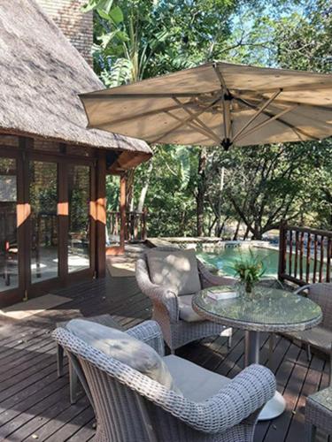 Dreamy 3 bedroom villa on the edge of the Sabie River in Kruger Park Lodge — 4-Star Luxury Hotel in Hazyview, South Africa