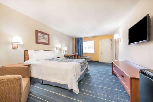 Days Inn by Wyndham Bryan College Station - photo 11