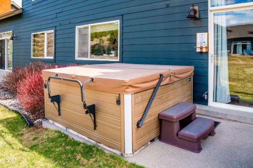 3BR Big Sky Getaway with Hot Tub and Mountain Views — Big Sky — photo 3