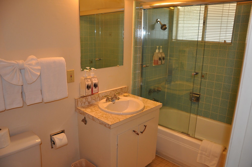 Cedar Inn & Suites - photo 42