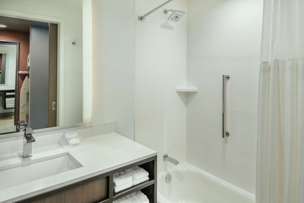 Hilton Garden Inn Wenatchee - photo 17