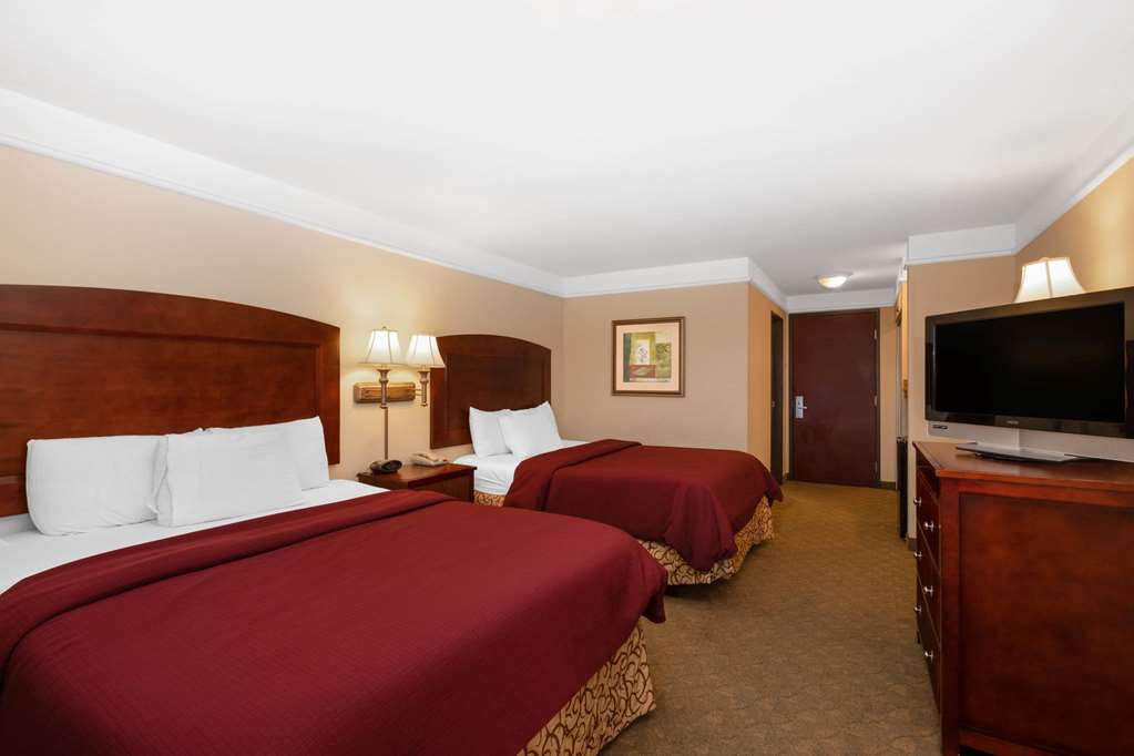 La Quinta Inn & Suites by Wyndham Dodge City - photo 10