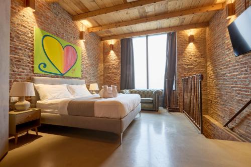 Emme Loft I Flower Moon Boutique Loft with Jacuzzi — 4-Star Luxury Hotel in Milan, Italy