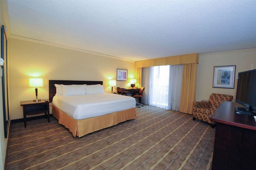 Radisson Hotel At Star Plaza - photo 8