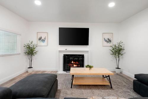 Pristine 3BD 2BA Modern Getaway with Pool - last minute hotel in Citrus Heights