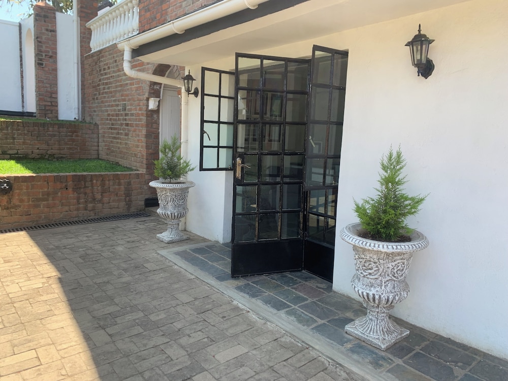 The Leslie Executive Hotel — Blantyre — photo 3