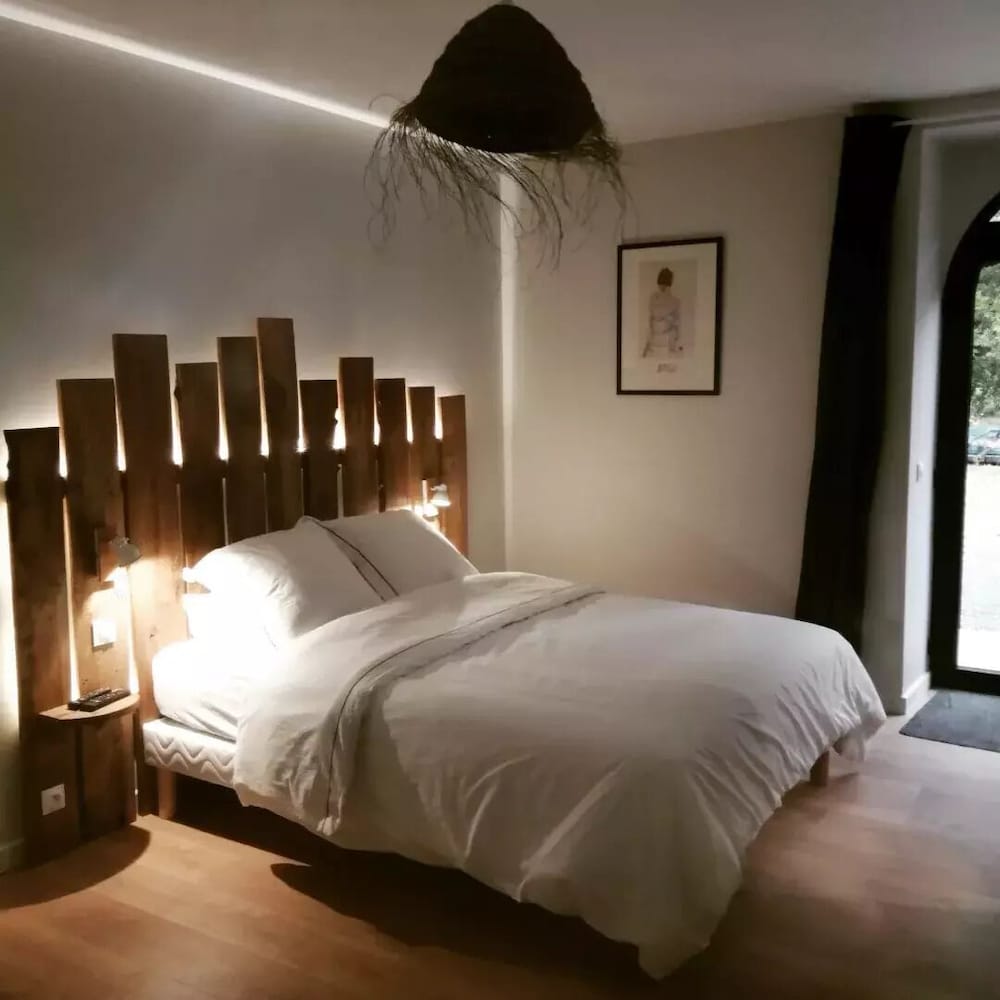Chambres D'hotes de la Pilatiere — 4-Star Luxury Hotel in Poitiers, France