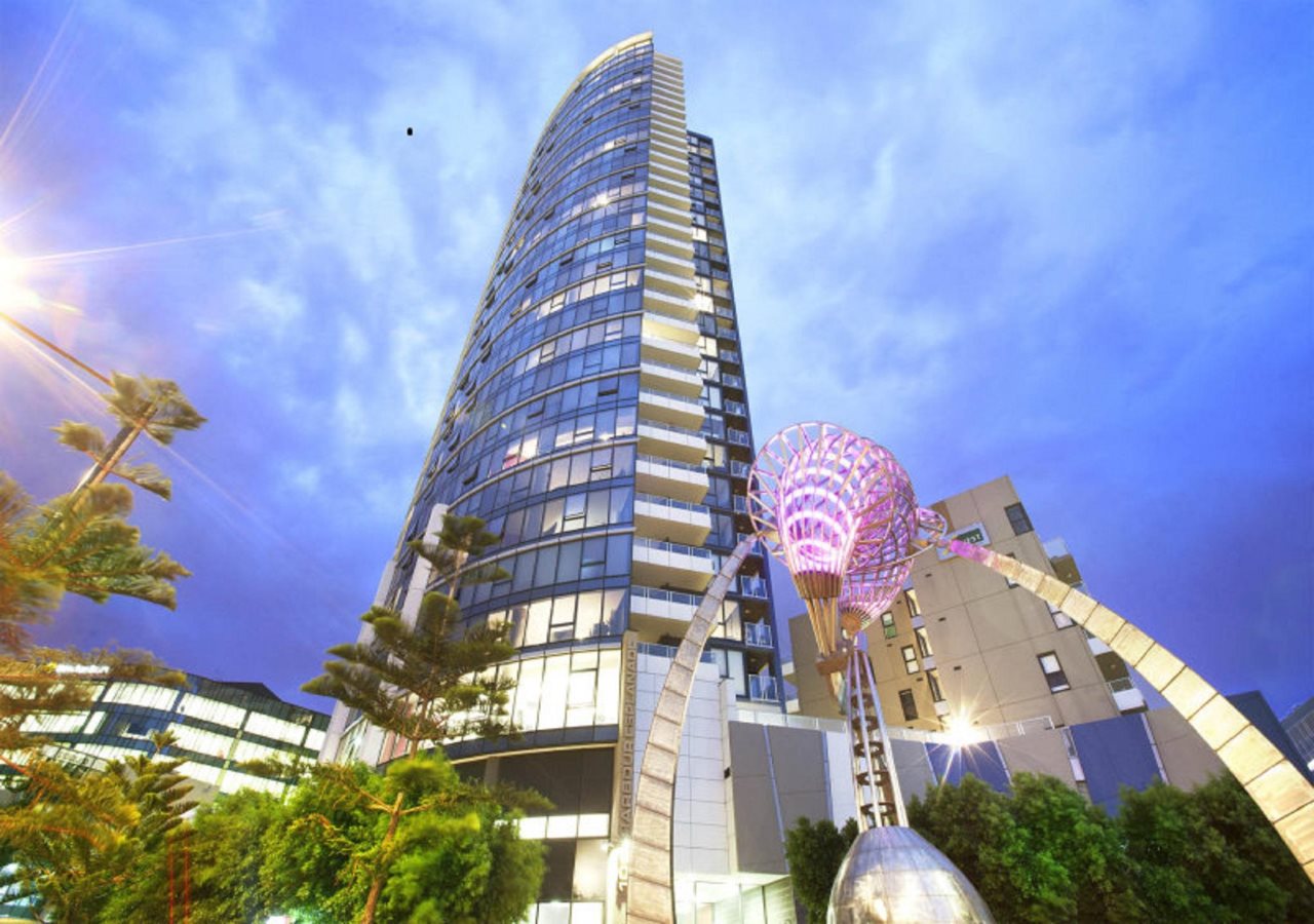 A 2BR Apt with Amazing Harbor Views FREE Parking — 4-Star Luxury Hotel in Melbourne, Australia