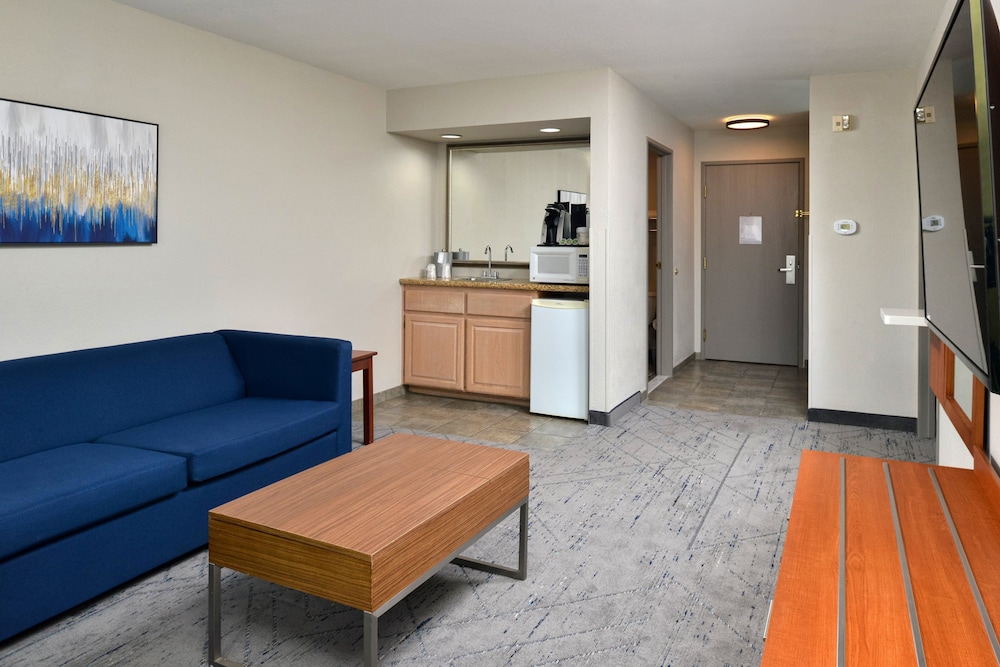Holiday Inn Express Suites Farmington - photo 22