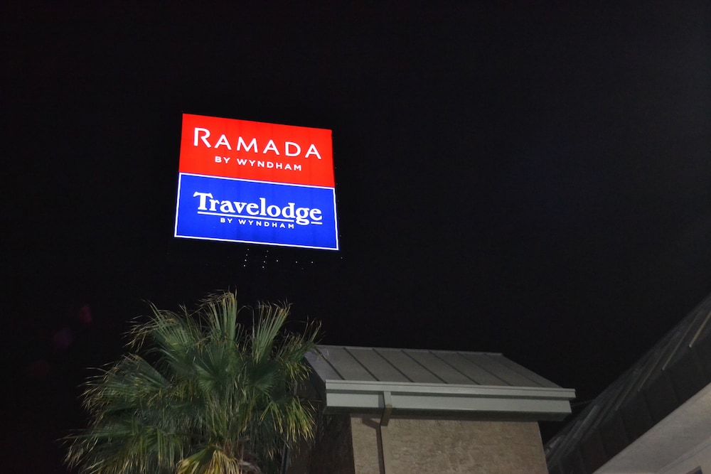 Travelodge by Wyndham San Antonio Lackland AFB North - photo 12