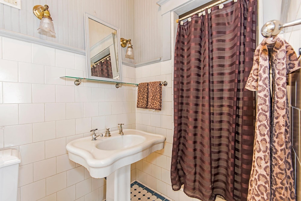 Manoa Valley Inn - photo 18