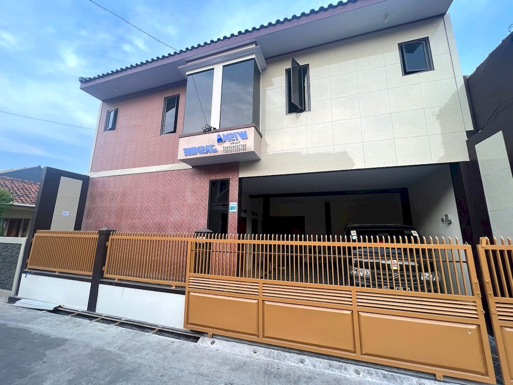 Hotel O Wisma Jasmine Syariah in Kuningan, Indonesia