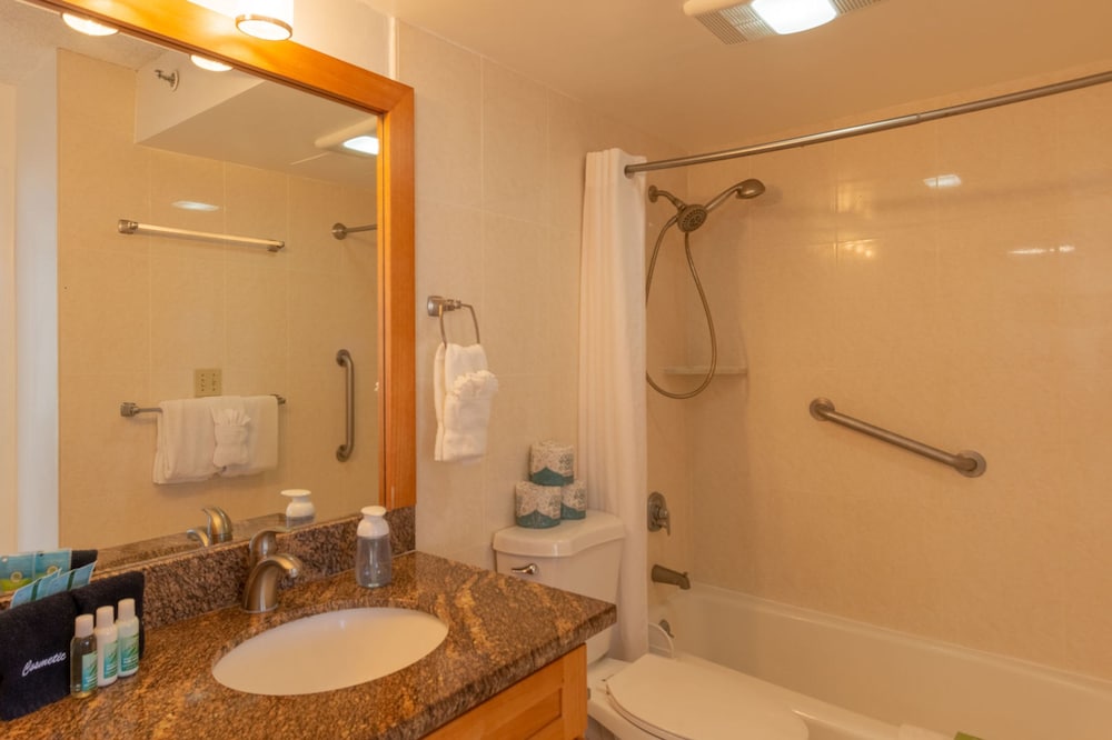 Waikiki Banyan Pool View Tower 1 Suite 1501 - photo 15