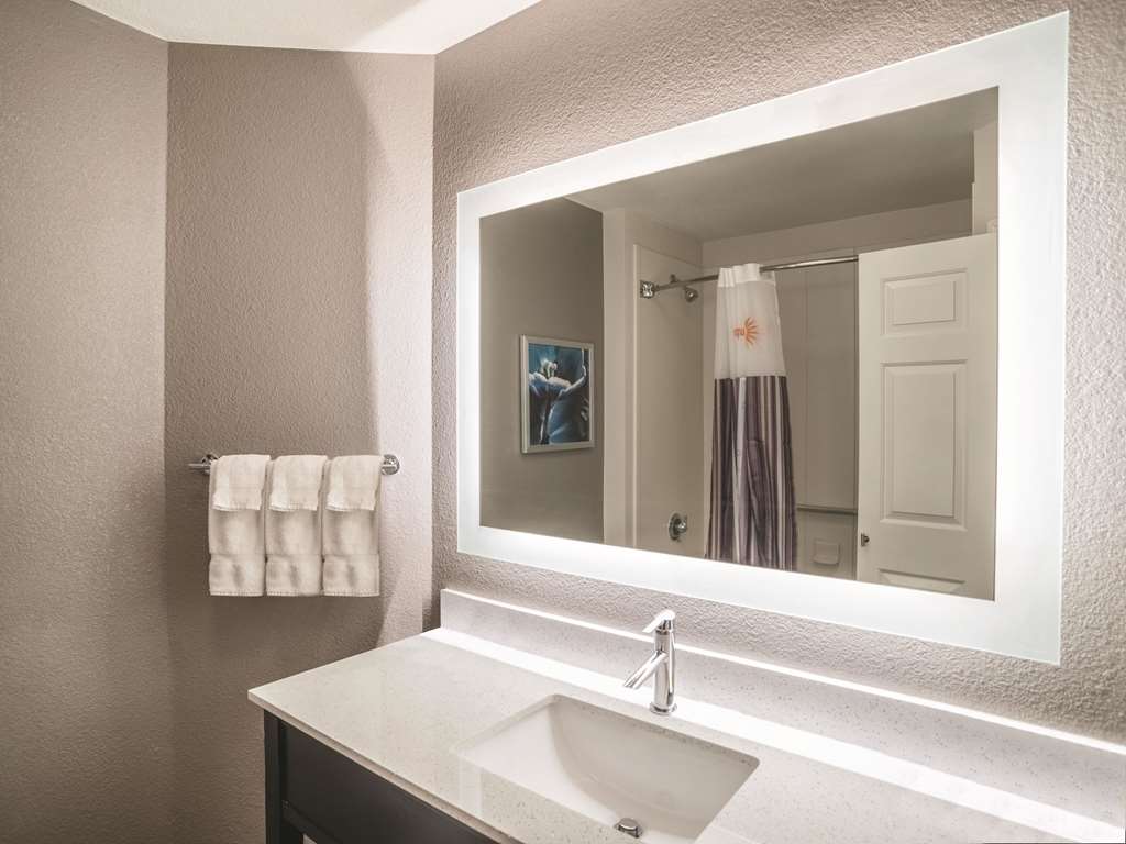 La Quinta Inn & Suites by Wyndham Phoenix Chandler - photo 15