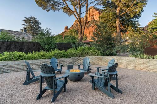 Enjoy Redrock Views w a Fire Pit Cornhole Games at Sedona Starlite in Sedona, United States