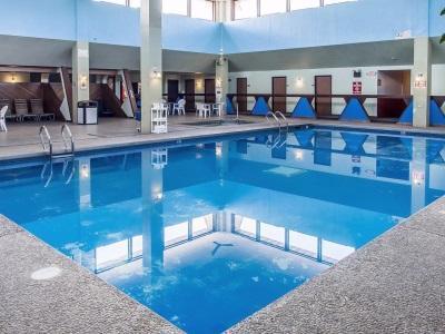Econo Lodge Inn & Suites - photo 8
