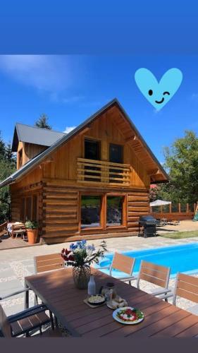 Polana Słowikowa 5 star domek w górach z jacuzzi sauna basen ogród z lasem kominek i narty — hotel in Stroza