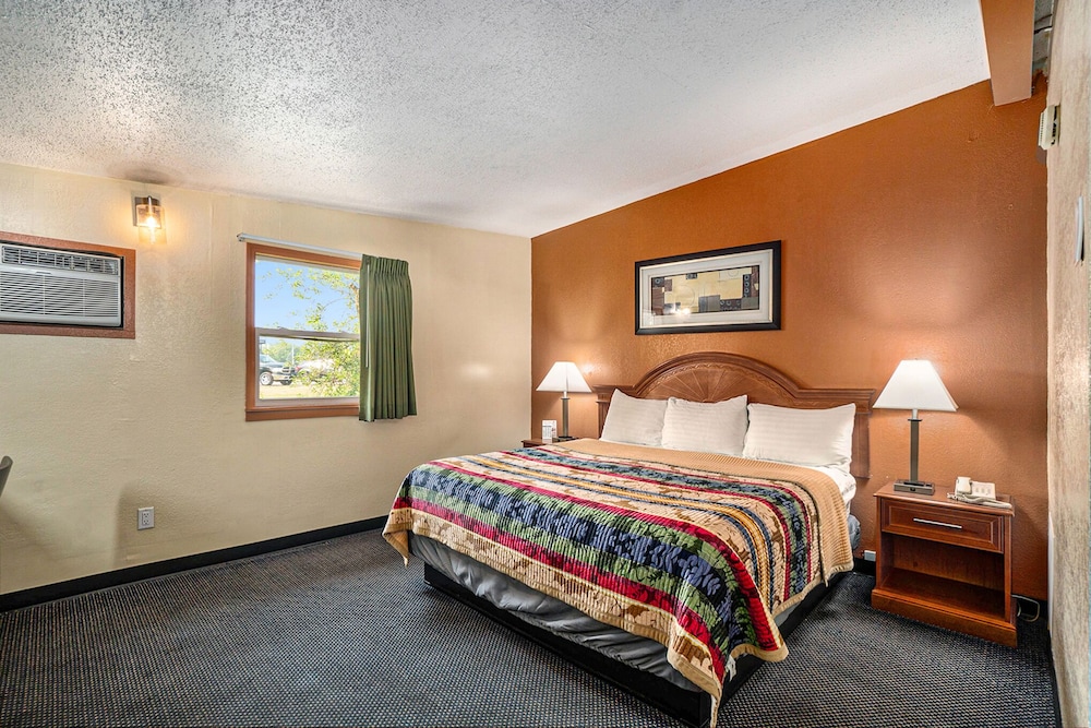 Great Lakes Inn and Suites - photo 7