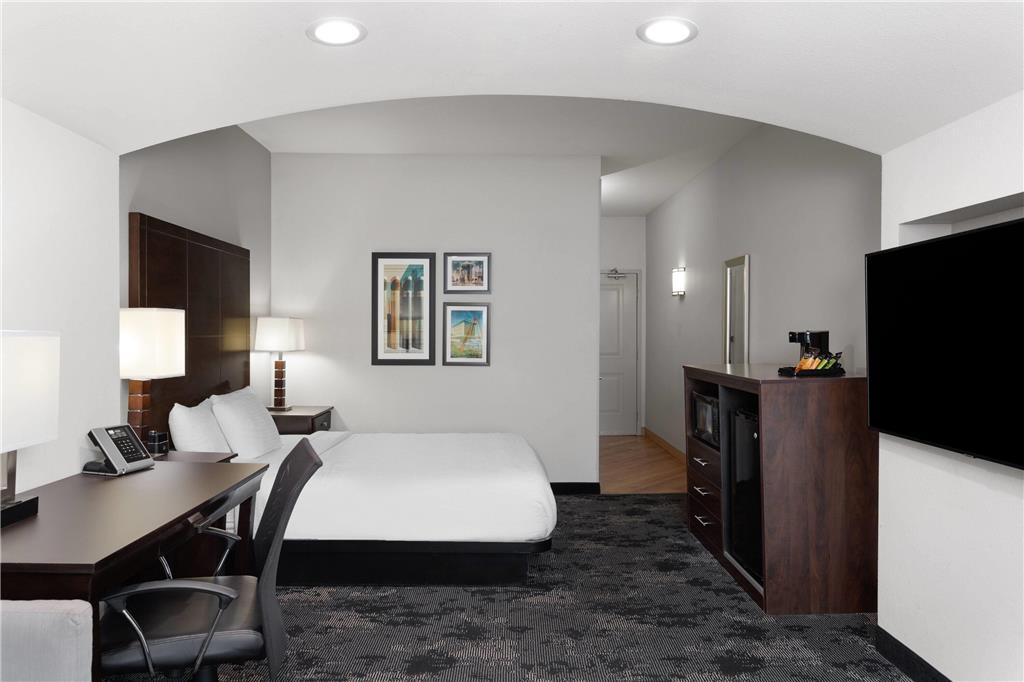 La Quinta Inn & Suites by Wyndham Columbus Edinburgh - photo 16