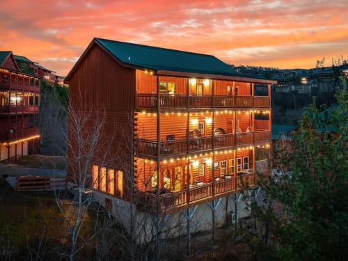 New Luxury Cabin Newly Furnished Sleeps 24 Stunning View Heated Indoor Pool with new Mural Arcade Games Home Theater and Karaoke — 4-Star Luxury Hotel in Pigeon Forge, United States