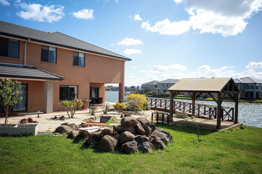 Stayau 5br Lakefront Escape Point Cook — Point Cook