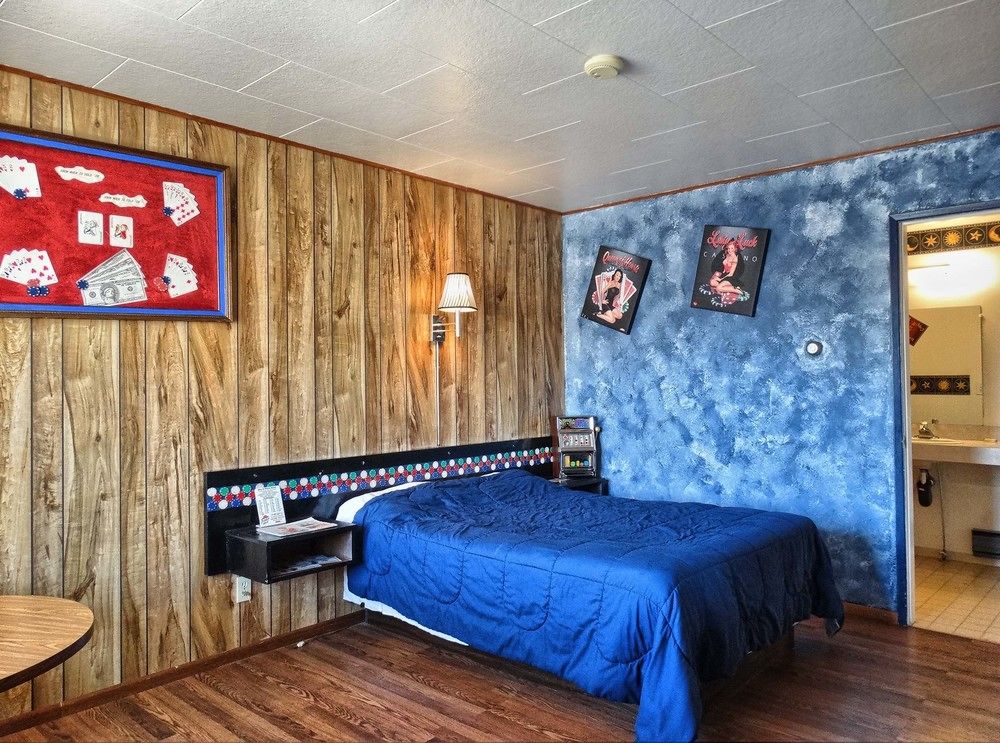 Blue and White Motel - photo 8