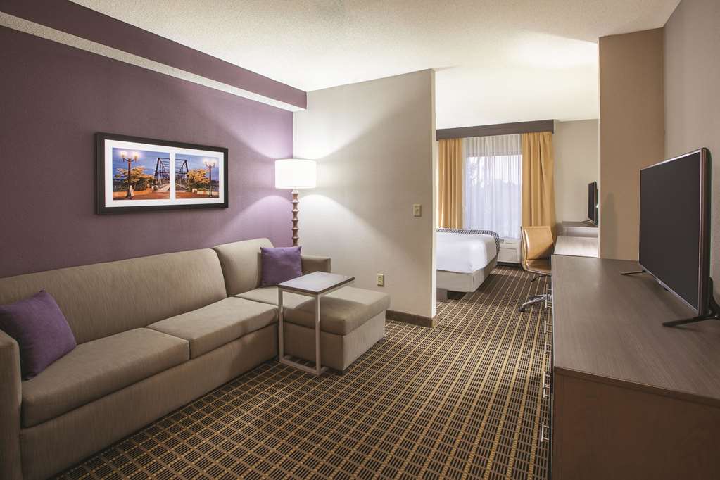 La Quinta Inn & Suites by Wyndham Mechanicsburg Harrisburg - photo 14
