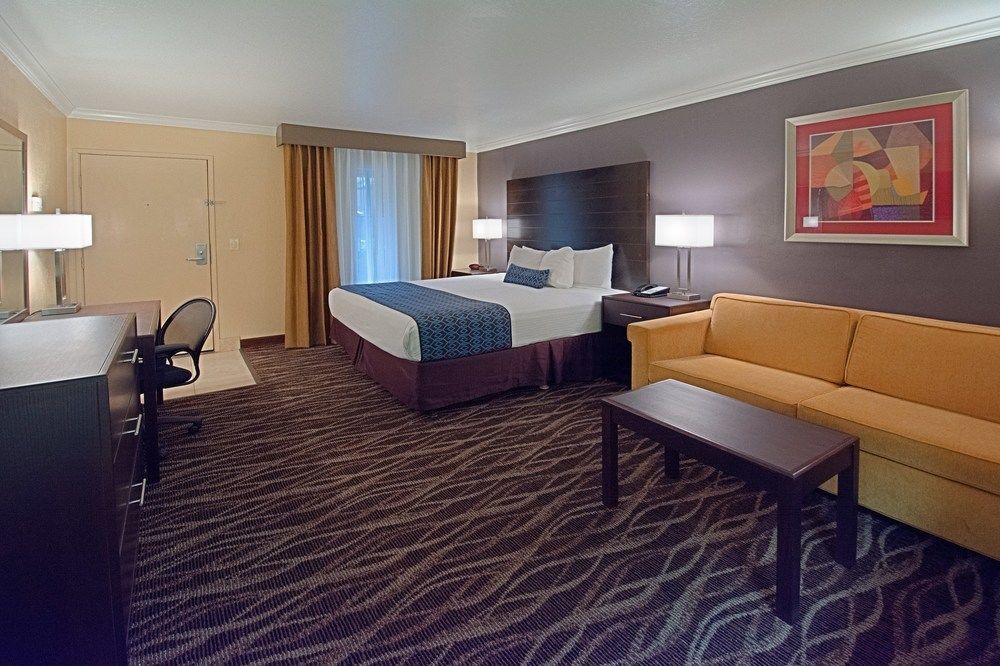 Tempe Phoenix Airport InnSuites at the Mall Hotel - photo 2