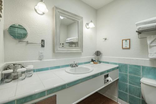 El Pueblo Inn - photo 3