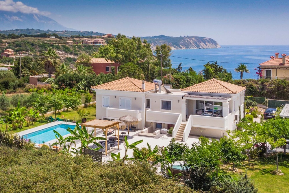 Ai Helis Beach House — 4-Star Luxury Hotel in Valsamata, Greece