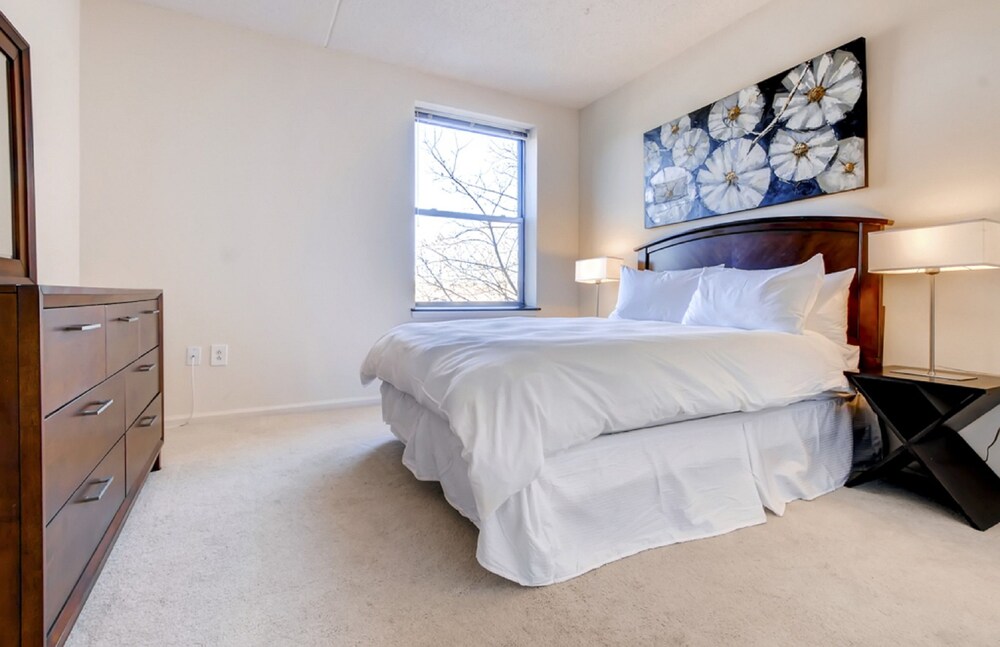 Global Luxury Suites at Tiverton Ave - photo 7