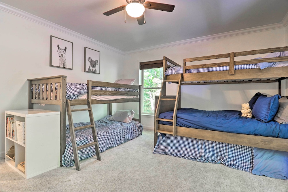 2 Mi to Sapphire Resort Home with Hot Tub and Games in Unknown City, United States