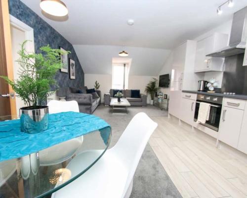 Luxe Living Guest House Sleeps 6 Family Friendly Private Parking Wifi City Beach — 4-Star Luxury Hotel in Swansea, United Kingdom