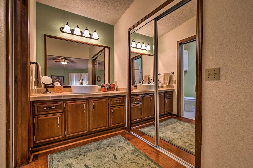 Lovely Lady Lake Home with Resort Amenities and Lanai - photo 5