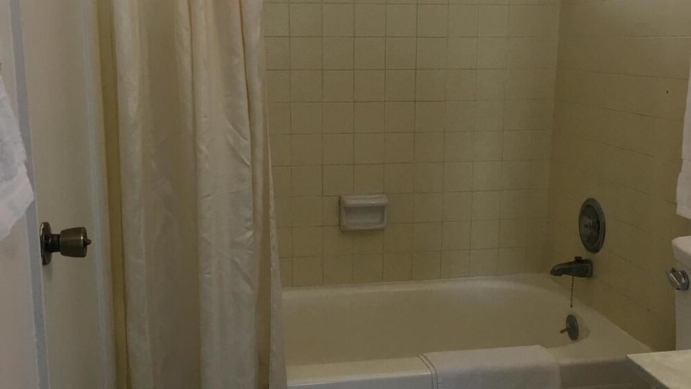 Majestic Inn - photo 14