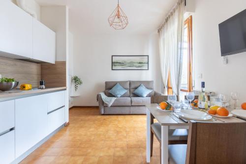 GuestHost Pisa Cisanello Comfy Apartment with Balcony — 4-Star Luxury Hotel in Pisa, Italy