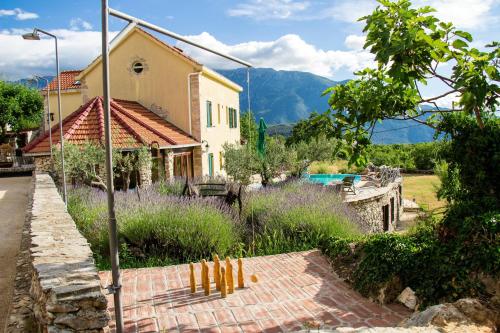 Holiday Home Casa Country — 4-Star Luxury Hotel in Zadvarje, Croatia