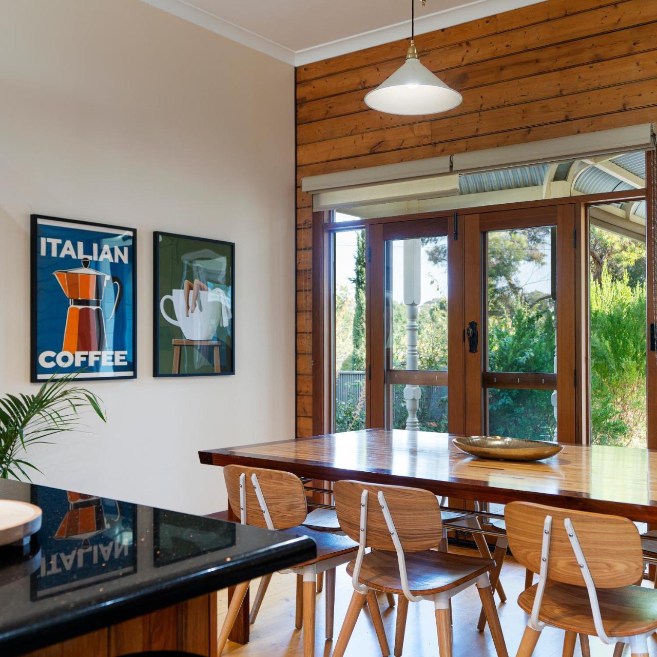Spacious Goldfields Retreat Central & Charming — hotel in Castlemaine