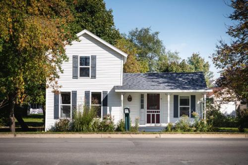 Ames Cottage Elk Rapids — 4-Star Luxury Hotel in Elk Rapids, United States