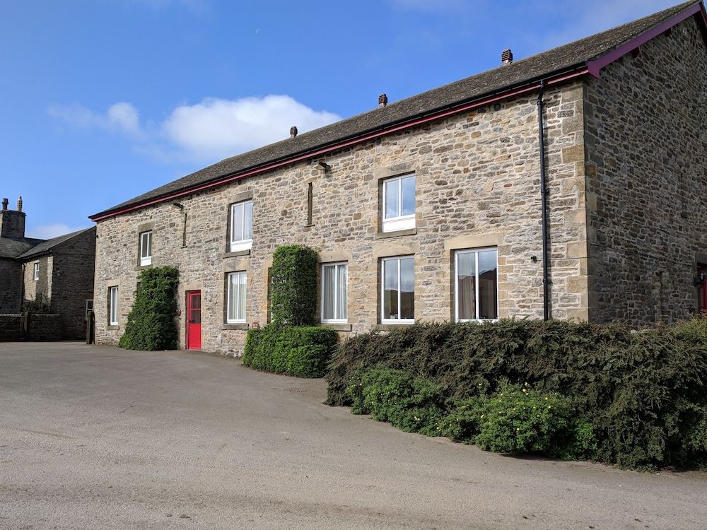 Mellwaters Barn Cottages - carbon neutral hotel in Bowes