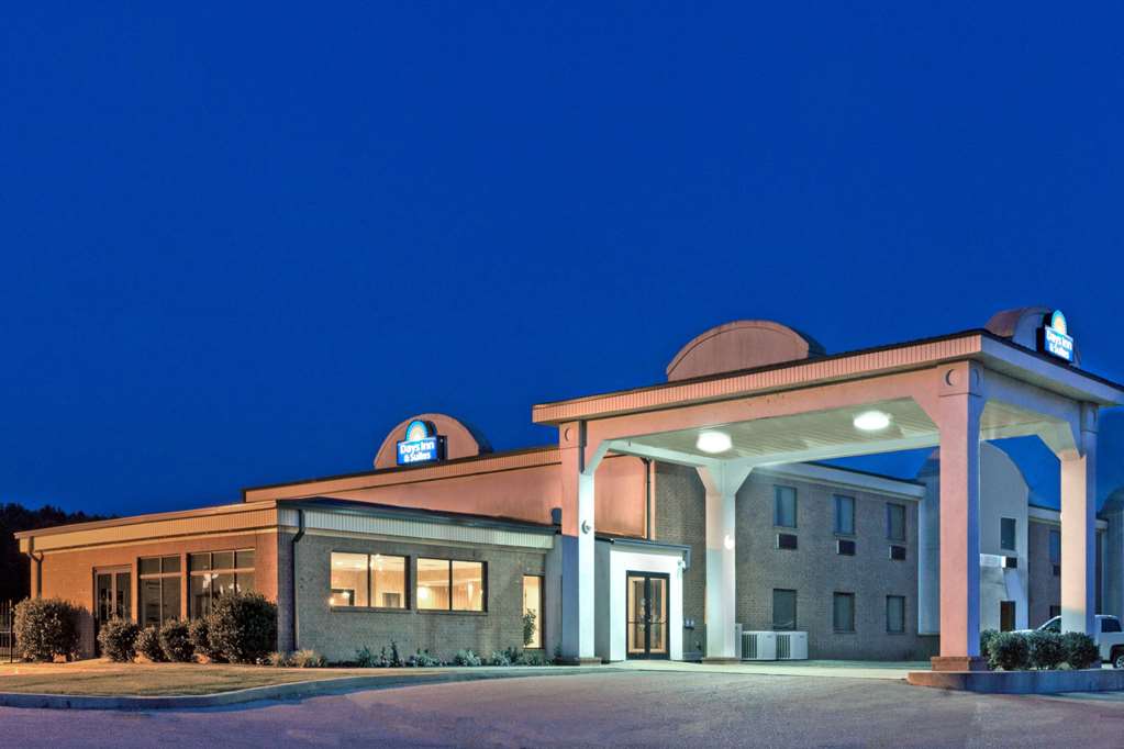 Days Inn & Suites by Wyndham Wynne pet-friendly hotel Wynne
