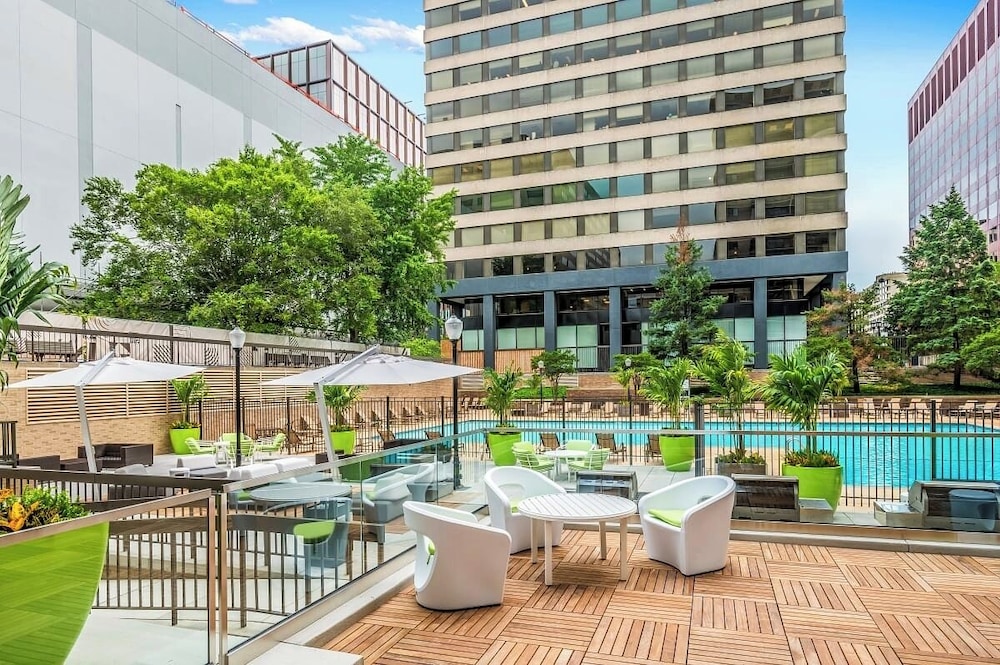 Modern Crystal City Apartment Top Amenities & Prime Location — 4-Star Luxury Hotel in Arlington, United States